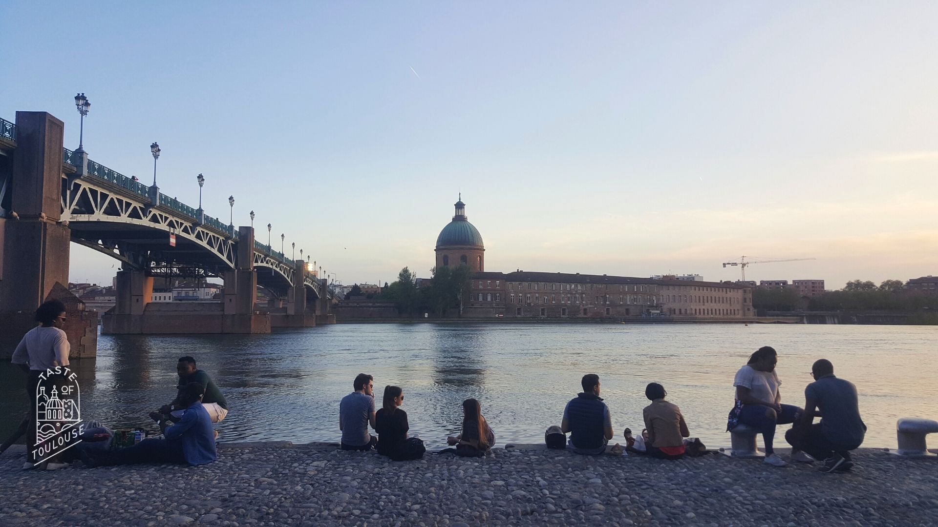 People drinking wine at sunset by the Pont Saint Pierre - Taste of Toulouse Zoom virtual background