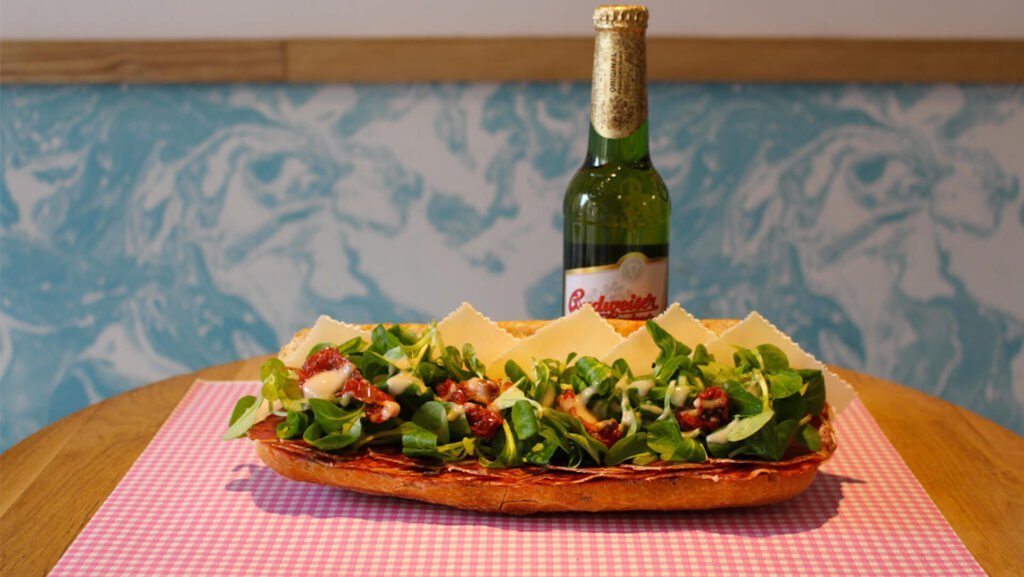 Sandwich Chorizo and a bottle of wine