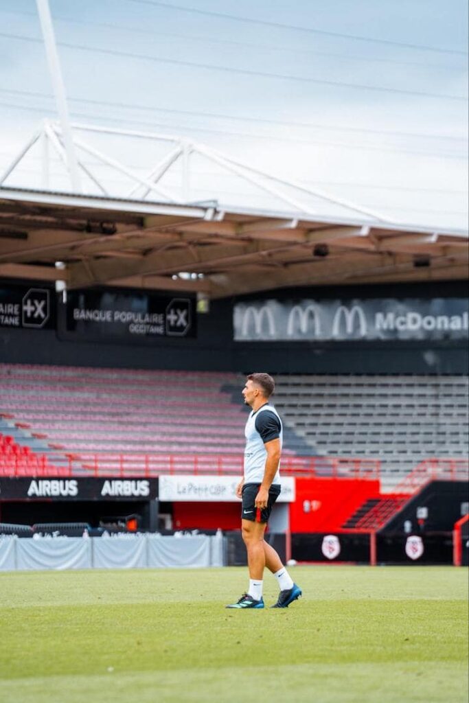 Player in Toulouse Stadium field